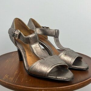 Sofft women’s 9.5 metallic t-strap heeled open toe sandals